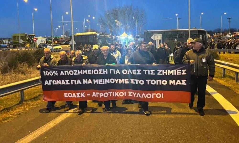 Νέα μπλόκα των αγροτών σε Λάρισα και Καρδίτσα - Σήκωσαν φαναράκια στον ουρανό στον Ε65